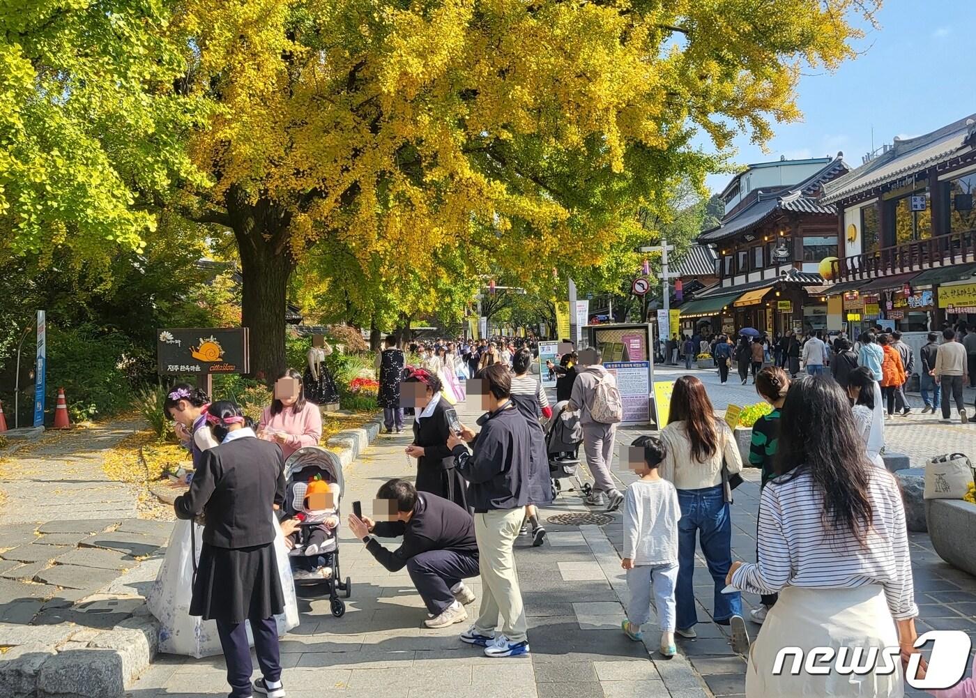 본문 이미지 - 29일 전북 전주한옥마을을 찾은 가족·연인 단위 관광객들이 경기전 주변에서 가을 정취를 만끽하고 있다.2023.10.29/뉴스1 강교현 기자 ⓒ News1 강교현 기자