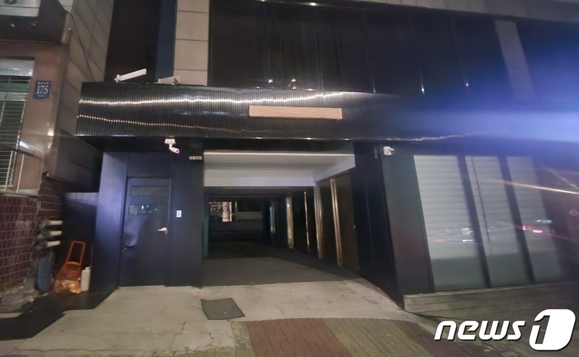 본문 이미지 - 29일 기자가 찾은 강남구 G업소. 문은 굳게 닫혀 있다.