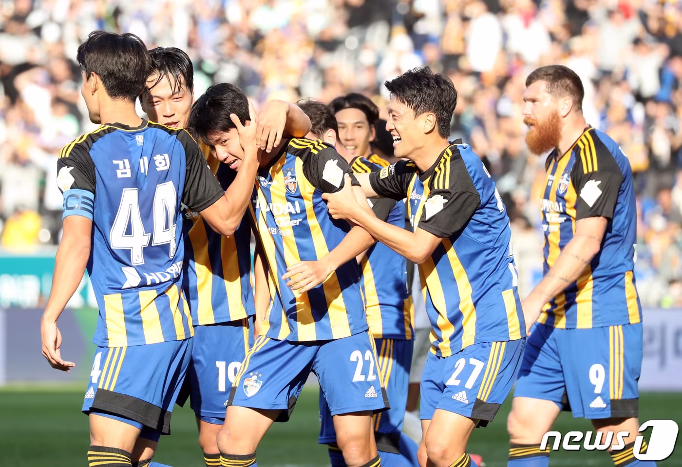 본문 이미지 - 29일 오후 울산 문수축구경기장에서 열린 프로축구 '하나원큐 K리그1 2023' 울산현대와 대구FC의 경기에서 울산 김민혁이 선제골을 넣은 뒤 환호하고 있다. 2023.10.29/뉴스1 ⓒ News1 조민주 기자