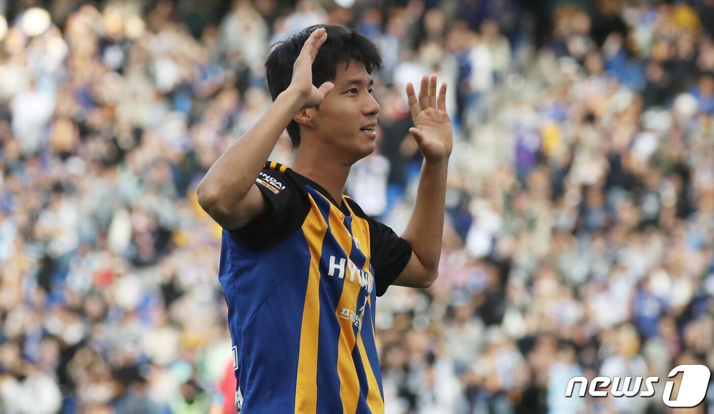 본문 이미지 - 29일 오후 울산 문수축구경기장에서 열린 프로축구 '하나원큐 K리그1 2023' 울산현대와 대구FC의 경기에서 울산 김민혁이 선제골을 넣은 뒤 환호하고 있다. 2023.10.29/뉴스1 ⓒ News1 조민주 기자