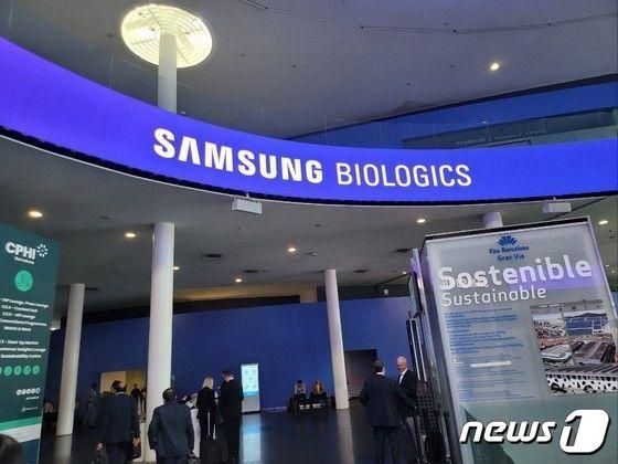 본문 이미지 - CPHI 행사장 입구 전광판에 삼성바이오로직스 로고가 나오고 있다.20231024/뉴스1 ⓒ News1 황진중 기자