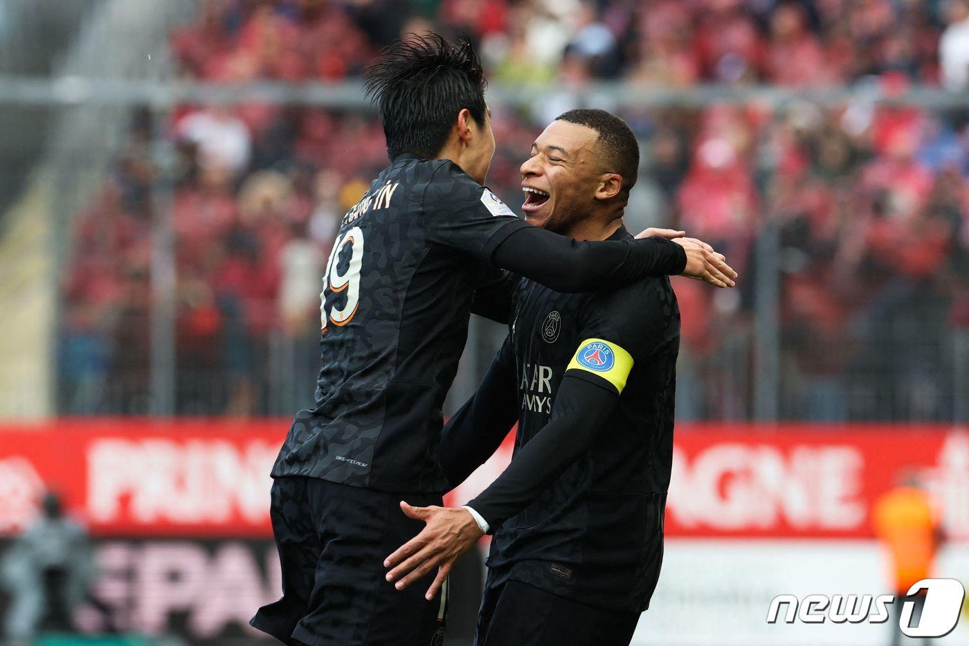 본문 이미지 - PSG 이강인(왼쪽)과 음바페. ⓒ AFP=뉴스1