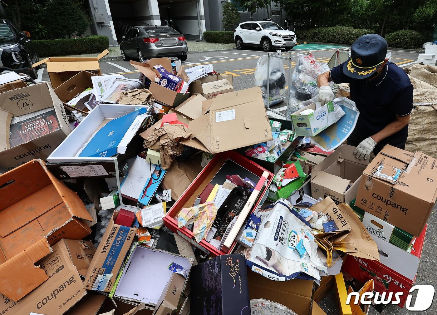 본문 이미지 - 서울 시내 한 아파트 단지 내 분리수거장에서 경비원이 연휴 기간 배출된 재활용 쓰레기를 정리하고 있다. 2023.10.3/뉴스1 ⓒ News1 김진환 기자