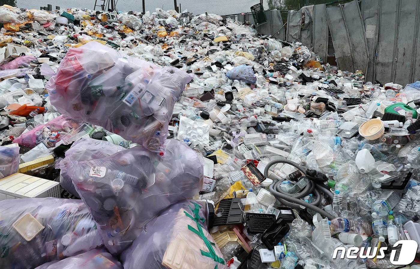 서울의 한 재활용 센터에 생활 폐기물이 쌓여있다.(뉴스1DB)/뉴스1