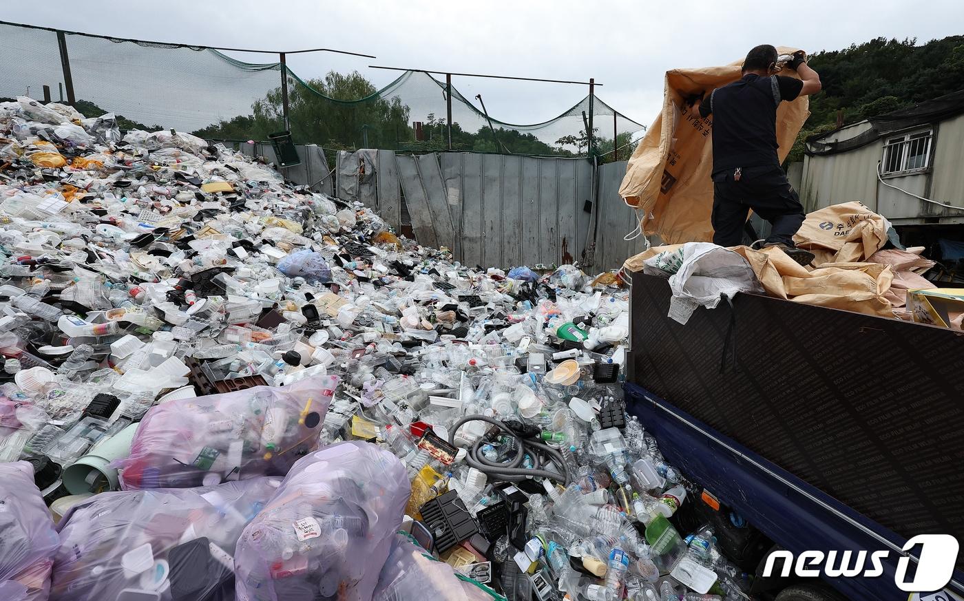 본문 이미지 - 추석 연휴 마지막 날이자 개천절인 3일 서울의 한 재활용 센터에 연휴 기간 배출된 생활폐기물이 쌓여있다. 2023.10.3 ⓒ 뉴스1 김진환 기자