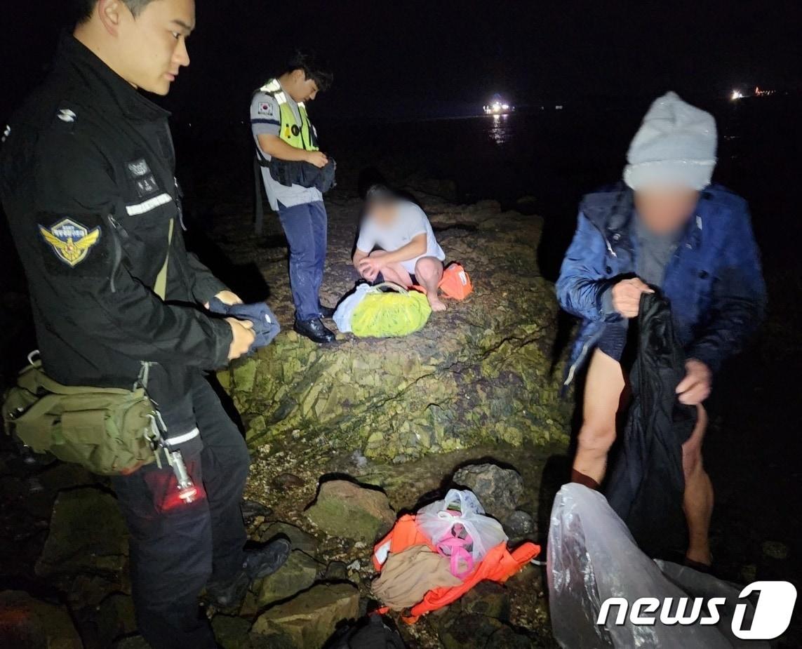 본문 이미지 - 3일 오전 충남 보령 신흑동 대천항 남서방 해상에서 선박을 이용해 밀입국을 시도한 중국인들이 해경 등 관계 당국에 붙잡혔다. (보령해양경찰서 제공) 2023.10.3/뉴스1 ⓒ News1 박아론 기자