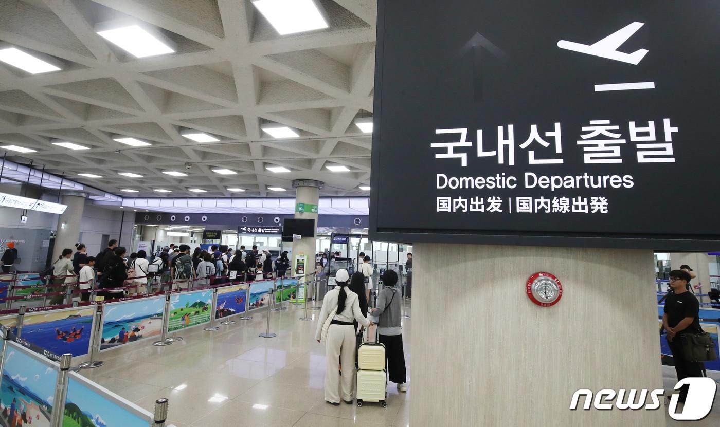 본문 이미지 -  제주국제공항 국내선 출발장(사진은 기사 내용과 무관함) / 뉴스1 ⓒ News1