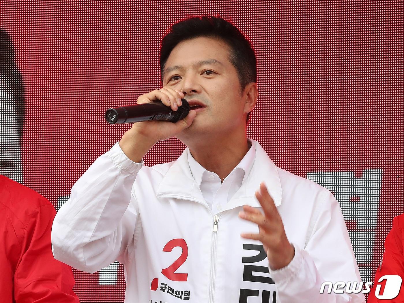 본문 이미지 - 김태우 국민의힘 서울 강서구청장 후보가 3일 오후 서울 강서구 화곡역사거리 앞에서 유세차량에 올라 유권자들의 지지를 호소하고 있다. 2023.10.3/뉴스1 ⓒ News1 임세영 기자