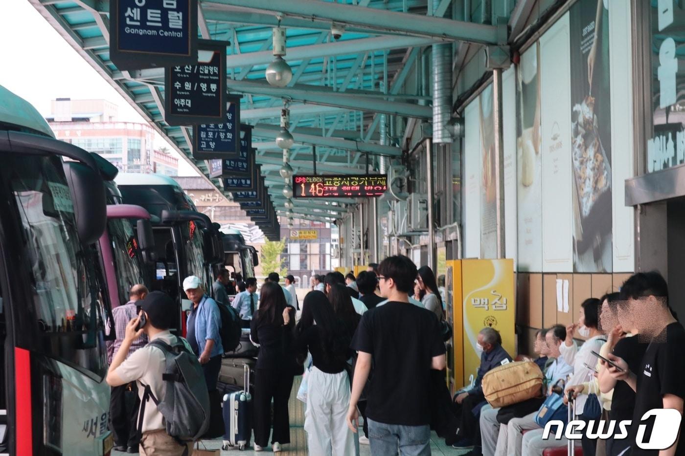 본문 이미지 - 추석 황금연휴의 마지막 날인 3일 충북 청주시외버스터미널이 막바지 귀경 행렬에 오른 사람들로 붐비고 있다.2023.10.03.ⓒ 뉴스1 박건영 기자