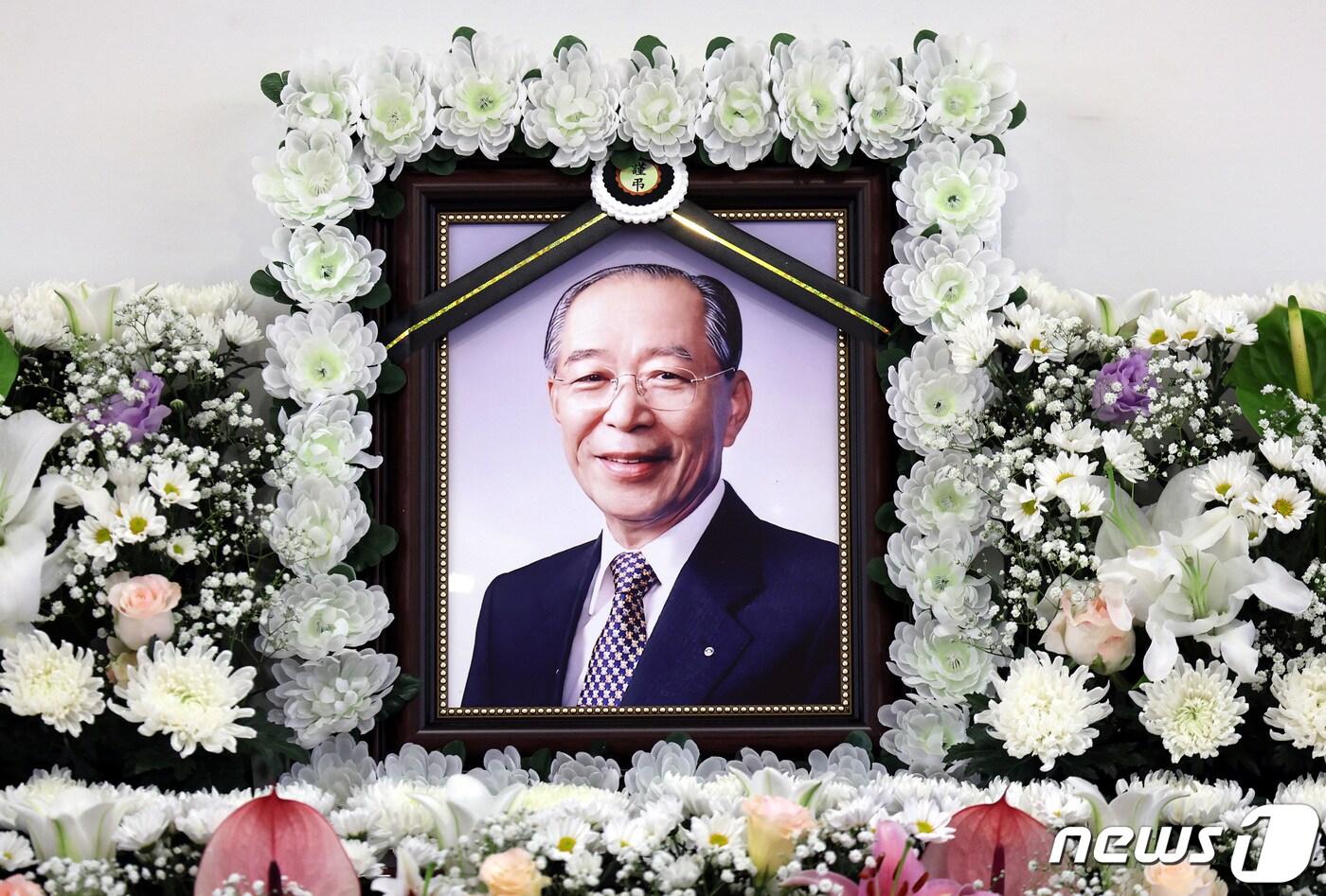 본문 이미지 - 3일 오후 서울 종로구 서울대학교병원 장례식장에 마련된 '박카스의 아버지' 동아쏘시오그룹 강신호 명예회장의 빈소에 영정이 놓여 있다. ⓒ News1 박지혜 기자