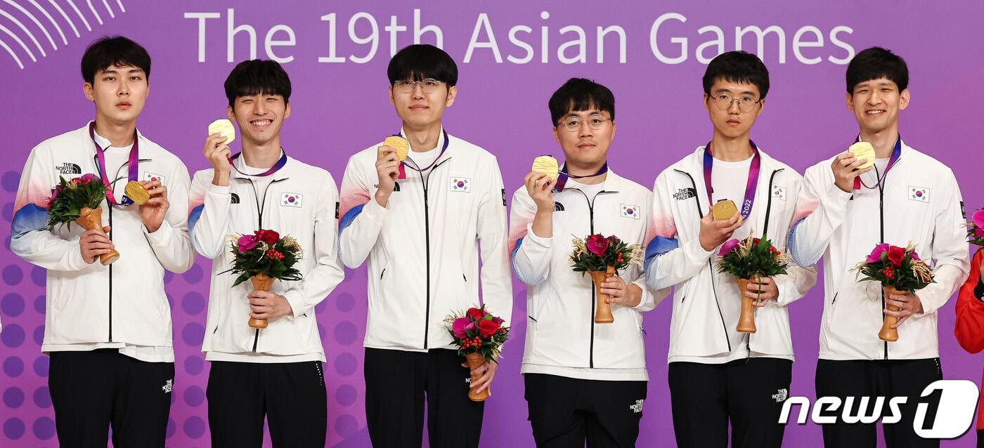 본문 이미지 - 남자 바둑 대표팀 박정환(왼쪽부터), 김명훈, 신진서, 신민준, 변상일, 이지현 9단이 3일 중국 항저우 치위안 체스홀에서 열린 2022 항저우 아시안게임 바둑 남자 단체전 시상식에서 금메달을 들어보이고 있다. 2023.10.3/뉴스1 ⓒ News1 유승관 기자