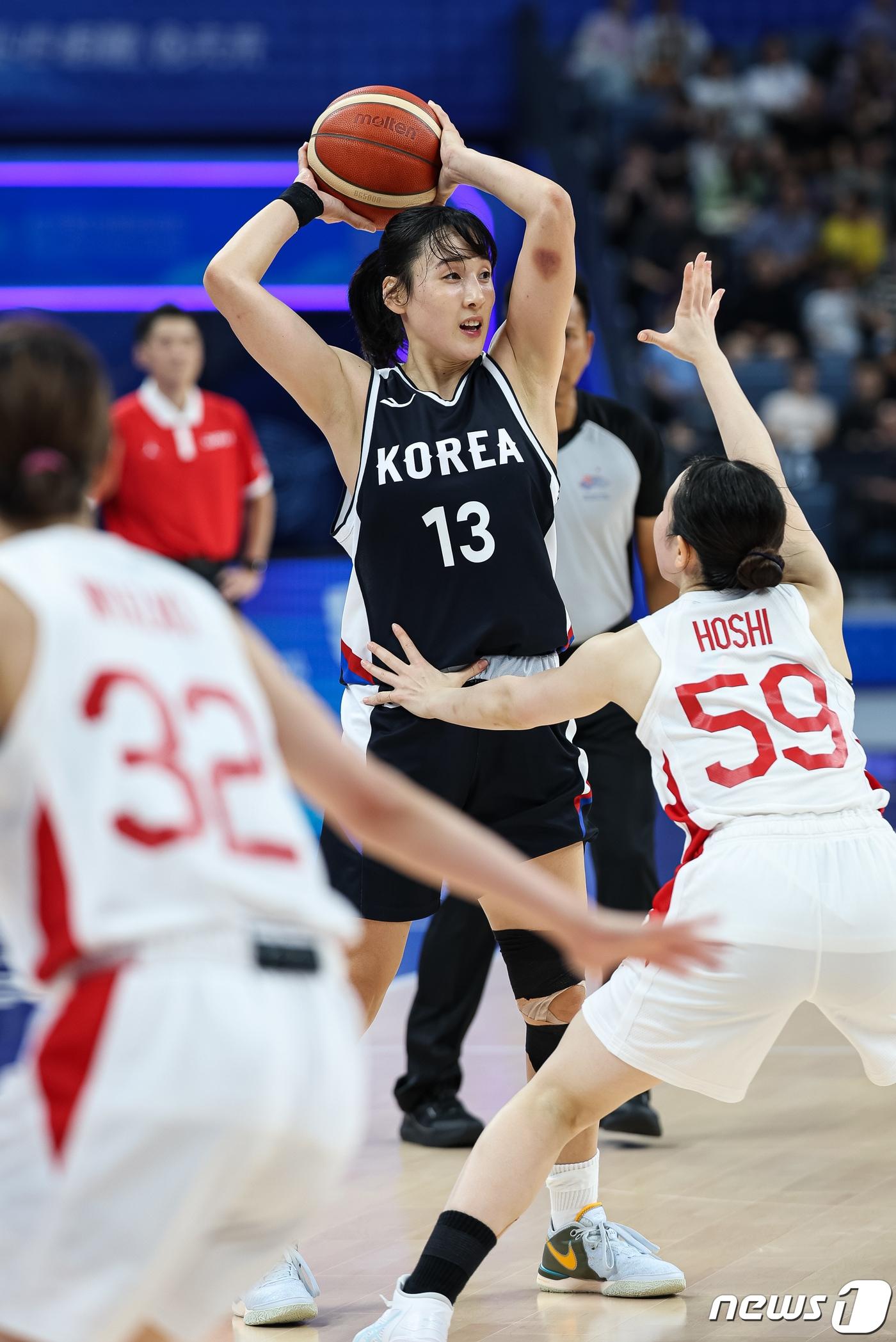 본문 이미지 - 김단비가 3일 중국 항저우 올림픽 스포츠센터 체육관에서 열린 2022 항저우 아시안게임 여자 농구 준결승 대한민국과 일본의 경기에서 패스할 곳을 찾고 있다. 2023.10.3/뉴스1 ⓒ News1 유승관 기자