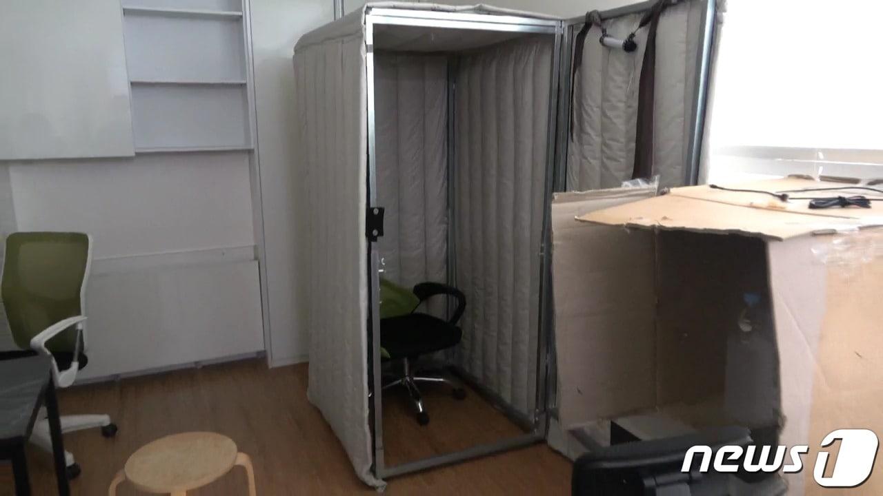 본문 이미지 - 불법 대부업체가 협박 등을 하기 위해 사무실에 마련한 방음 부스. (동대문경찰서 제공)