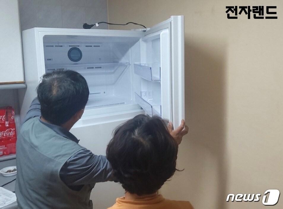 본문 이미지 - 전자랜드가 부산 진구 화재 피해 가정에 가전제품을 지원하고 있다(전자랜드 제공).