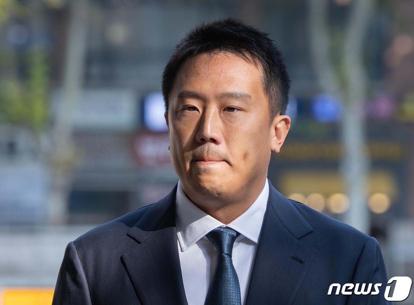 본문 이미지 - 테라·루나 코인 폭락 사태와 관련해 금융투자상품 투자사기 혐의 등을 받는 신현성 전 차이코퍼레이션 총괄대표가 30일 오전 서울 양천구 남부지방법원에서 열린 공판에 출석하고 있다. 2023.10.30/뉴스1 ⓒ News1 이재명 기자