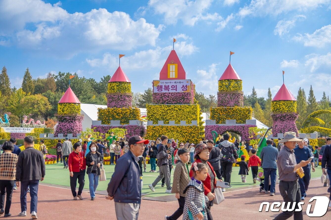 본문 이미지 - 지난 20일부터 29일까지 중앙체육공원에서 진행된 제20회 전북 익산 천만송이 국화축제에 전국 각지에서 72만명이 방문했다. (익산시 제공)2023.10.30./뉴스1