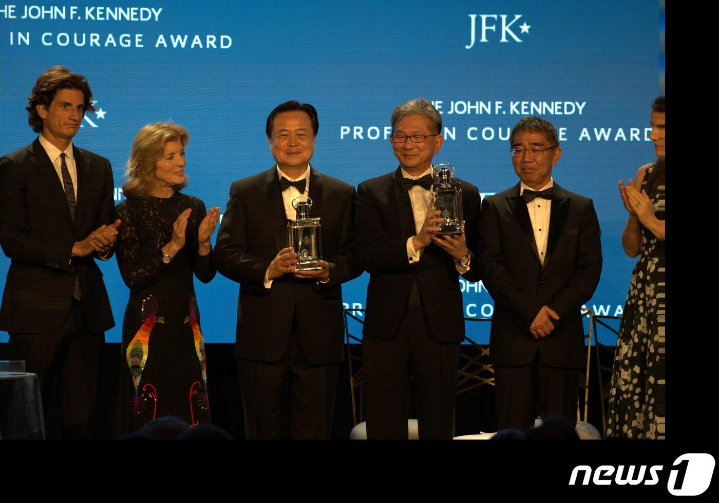 본문 이미지 - 윤석열 대통령은 29일 오후(현지시간) 미국 존 F. 케네디 재단이 수여하는 '2023년 용기 있는 사람들 상(Profile in Courage Award)'을 기시다 후미오 일본 총리와 공동 수상했다. 사진은 보스턴 JFK 재단 도서관 겸 박물관에서 개최된 시상식에서 조현동 주미대사(왼쪽 세번째)가 대리 참석한 시상식 모습. (대통령실 제공) 2023.10.30/뉴스1 ⓒ News1 오대일 기자