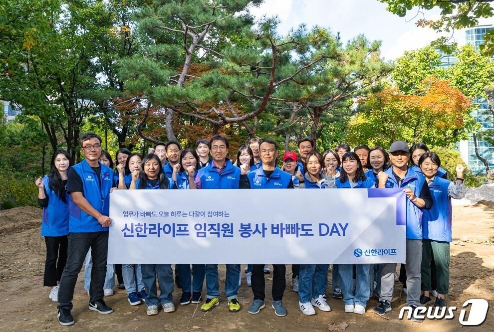 본문 이미지 - 지난 27일 서울시 양천구 소재 오목공원에서 신한라이프 임직원들이 나무 심기 봉사활동 후 기념 촬영을 하고 있다/사진제공=신한라이프
