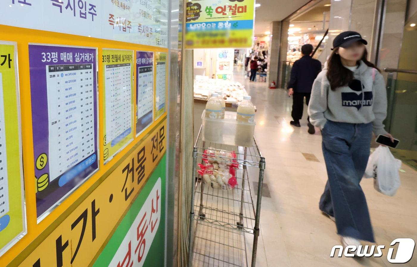 본문 이미지 - 30일 서울 시내 한 부동산 공인중개업소에 실거래 안내문이 붙어 있다. /뉴스1 ⓒ News1 김진환 기자