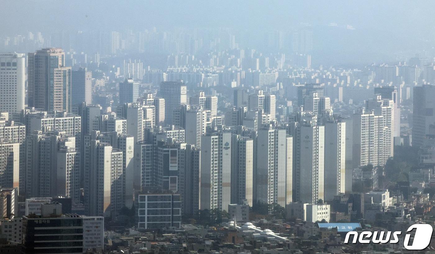 본문 이미지 - 사진은 30일 서울 강남구 무역센터에서 바라본 서울 송파구의 아파트 단지의 모습. 2023,10.30/뉴스1 ⓒ News1 김진환 기자