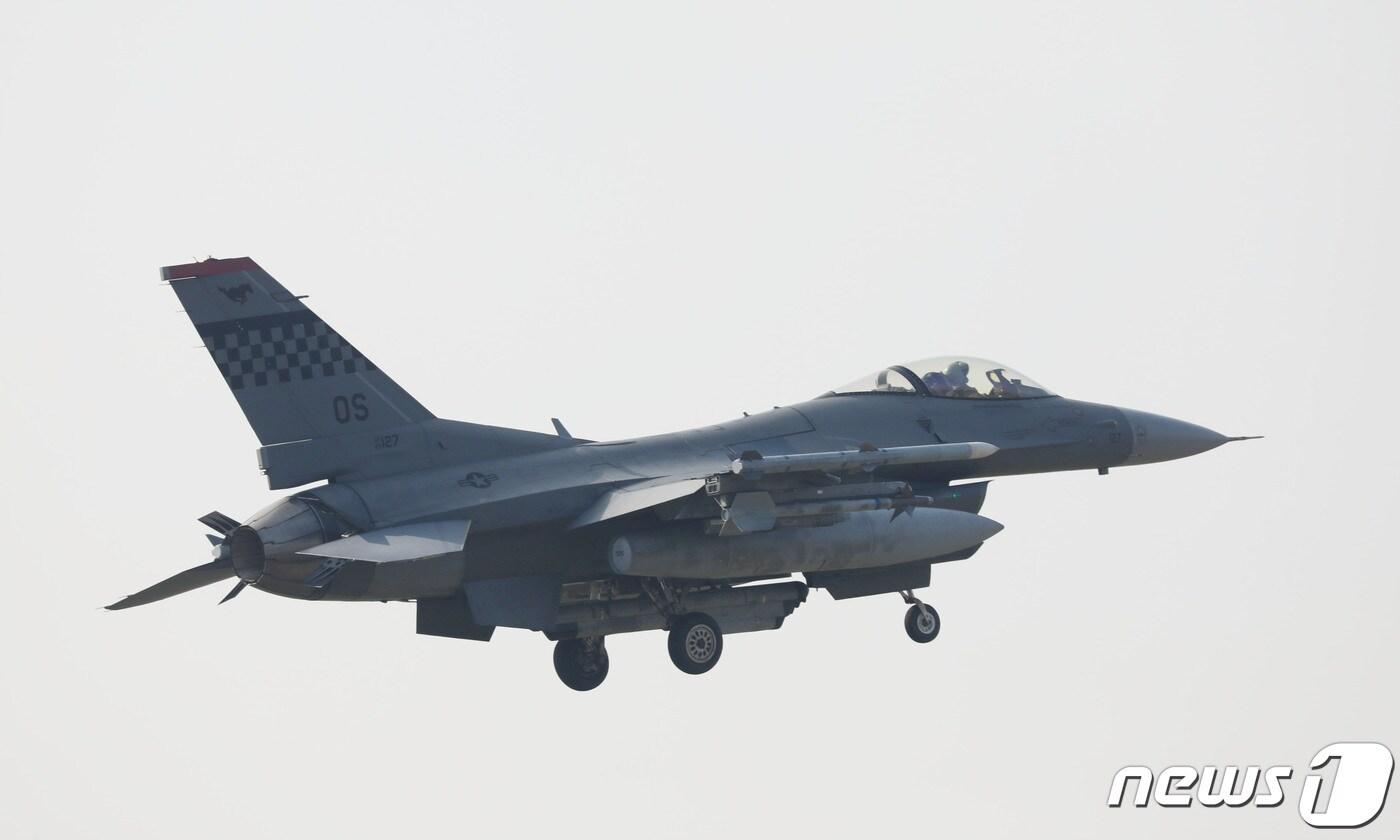 본문 이미지 - 오산공군기지에서 F-16 전투기가 착륙하고 있다. 2023.10.30/뉴스1 ⓒ News1 김영운 기자