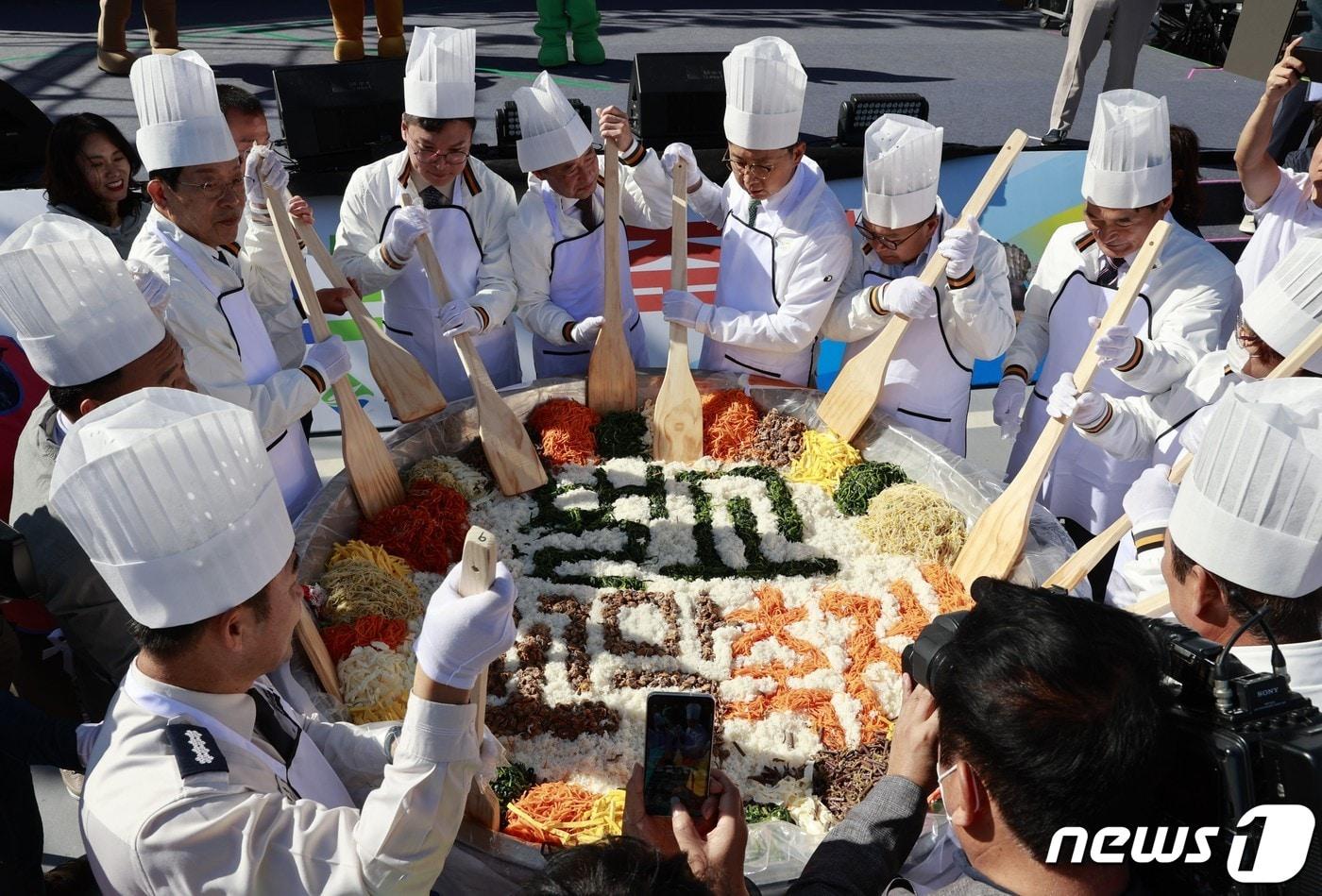 본문 이미지 - 제19회 벌교꼬막축제에서 꼬막 비빔밥 1000인분 만들기를 하고 있다(보성군 제공)2023.10.30/