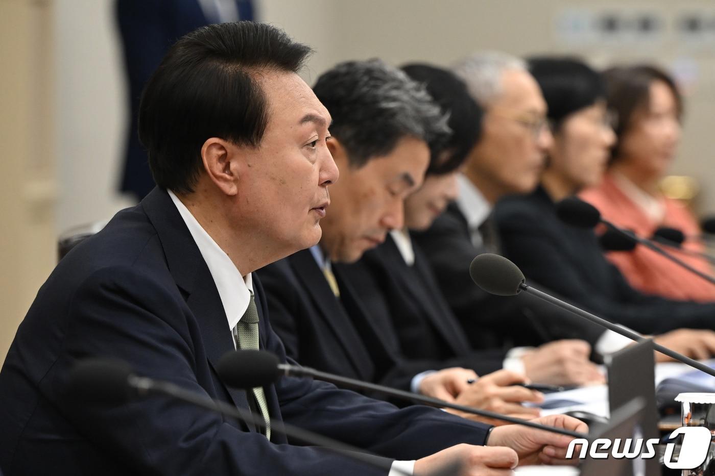 본문 이미지 - 윤석열 대통령이 30일 용산 대통령실 청사에서 열린 제45회 국무회의를 주재하며 모두발언을 하고 있다. (대통령실 제공) 2023.10.30/뉴스1 ⓒ News1 오대일 기자