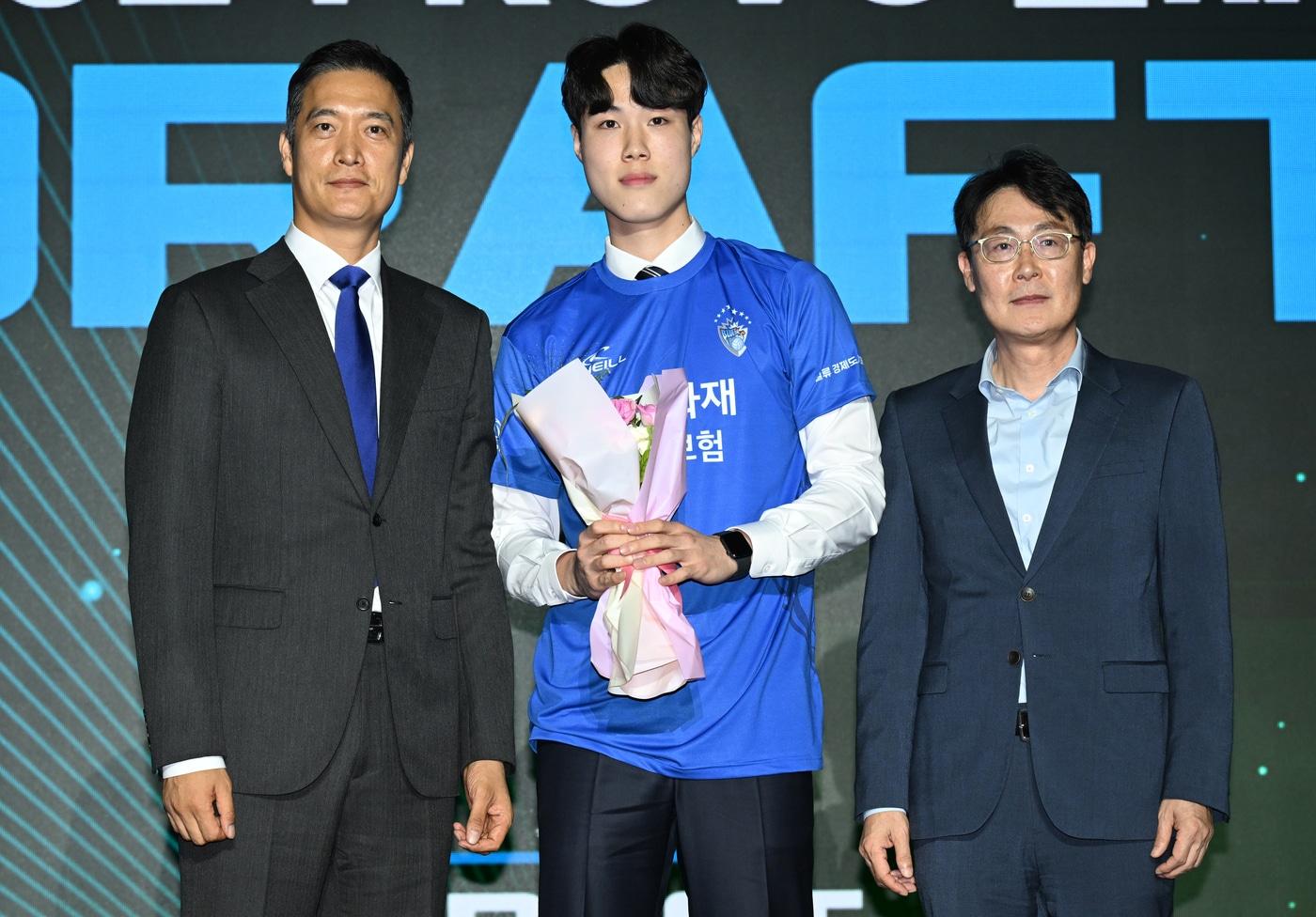  이윤수(가운데)(KOVO제공)