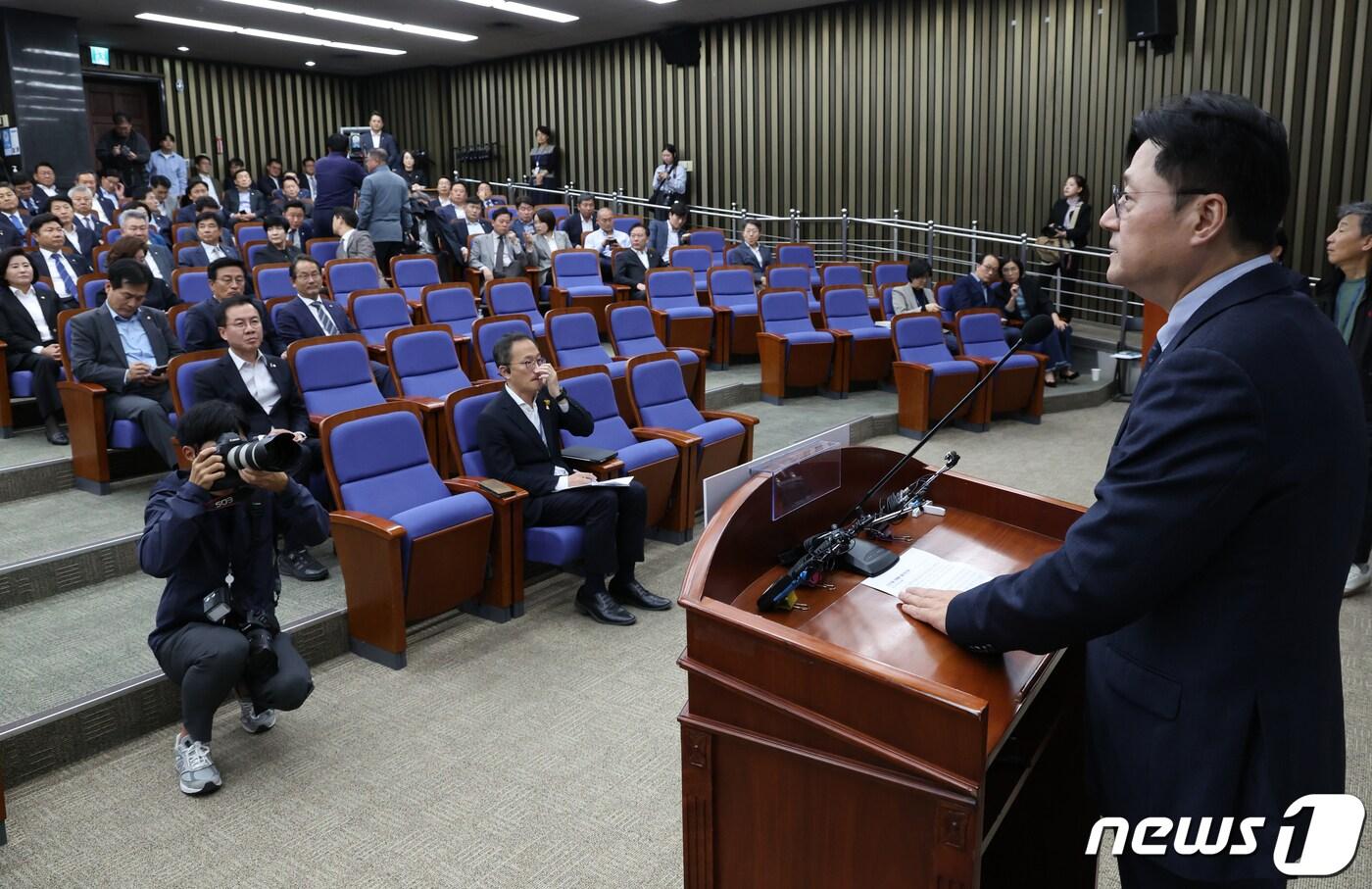 본문 이미지 - 홍익표 더불어민주당 원내대표가 30일 서울 여의도 국회에서 열린 의원총회에서 발언을 하고 있다. 2023.10.30/뉴스1 ⓒ News1 송원영 기자