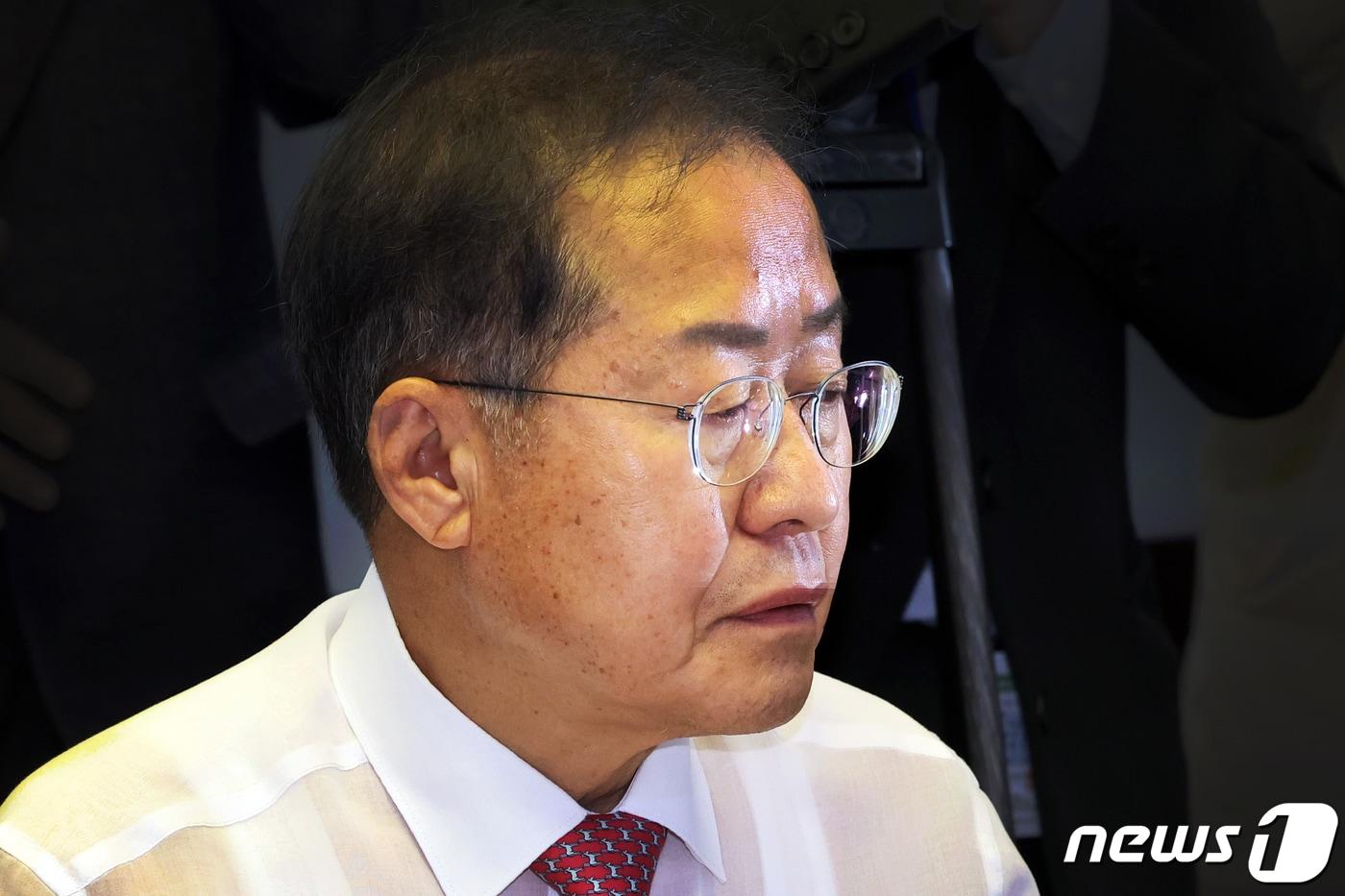 본문 이미지 - 홍준표 대구시장이 지난달 30일 오후 서울 여의도 국회 의원회관에서 열린 '국민의힘-대구광역시 예산정책협의회'에서 생각에 잠겨 있다. 2023.10.30/뉴스1 ⓒ News1 황기선 기자