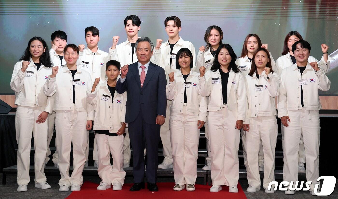 30일 오후 서울 송파구 롯데호텔 월드에서 열린 2022 항저우 아시안게임 격려행사 ‘고마워요, 팀 코리아(Thank you, TEAM KOREA)’에 이기흥 대한체육회장과 최우수선수상을 수상한 김우민, 특별상 황선우, 투혼상 안세영을 비롯한 수상자들과 금·은·동메달리스트를 대표한 선수들이 기념 촬영을 하고 있다. 2023,10.30/뉴스1 ⓒ News1 김진환 기자