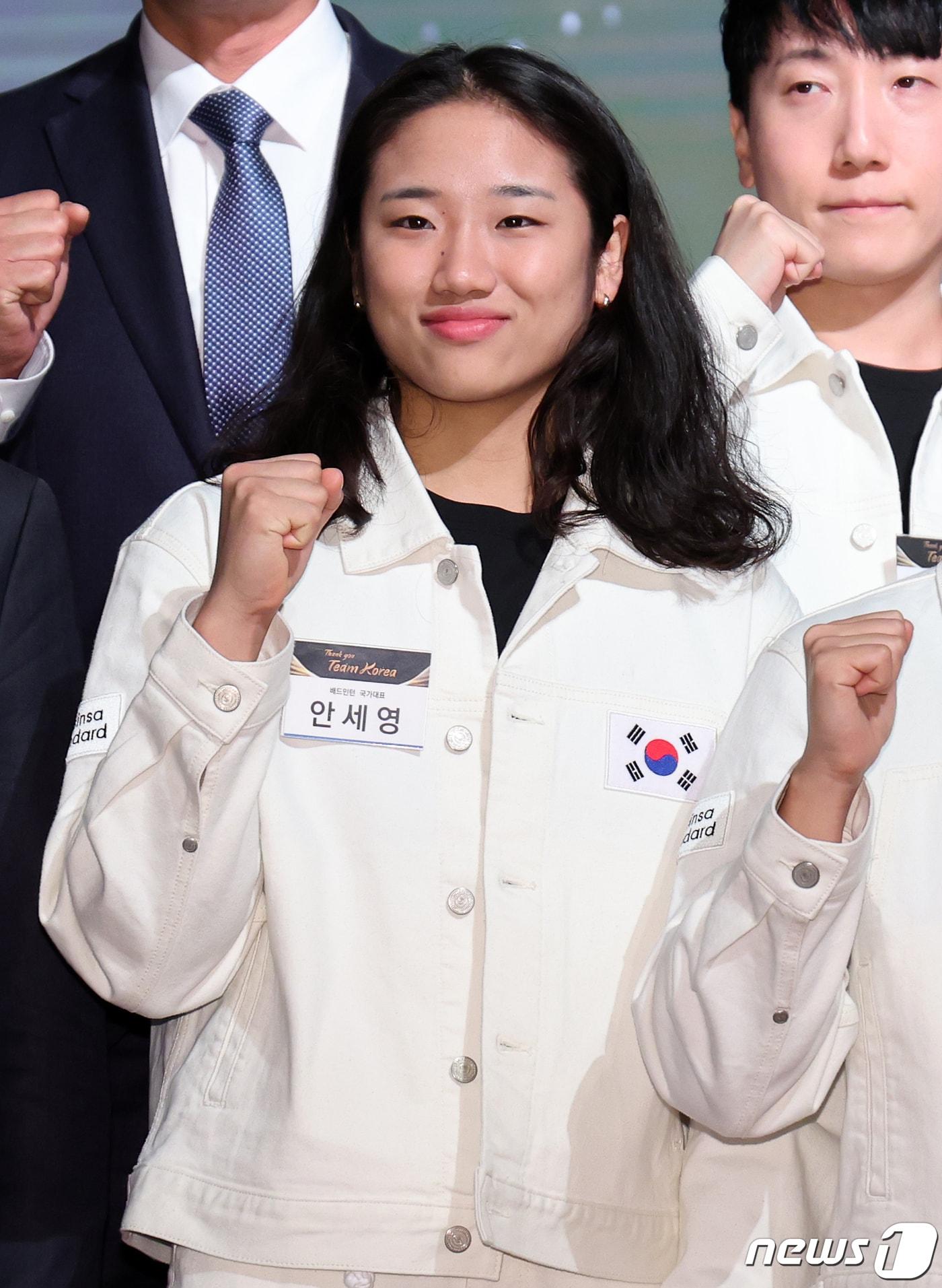 본문 이미지 - 투혼상을 수상한 여자 배드민턴 2관왕 안세영이 30일 오후 서울 송파구 롯데호텔 월드에서 열린 2022 항저우 아시안게임 격려행사 ‘고마워요, 팀 코리아(Thank you, TEAM KOREA)’에 참석해 참석자들과 기념 촬영을 하고 있다. 2023,10.30/뉴스1 ⓒ News1 김진환 기자