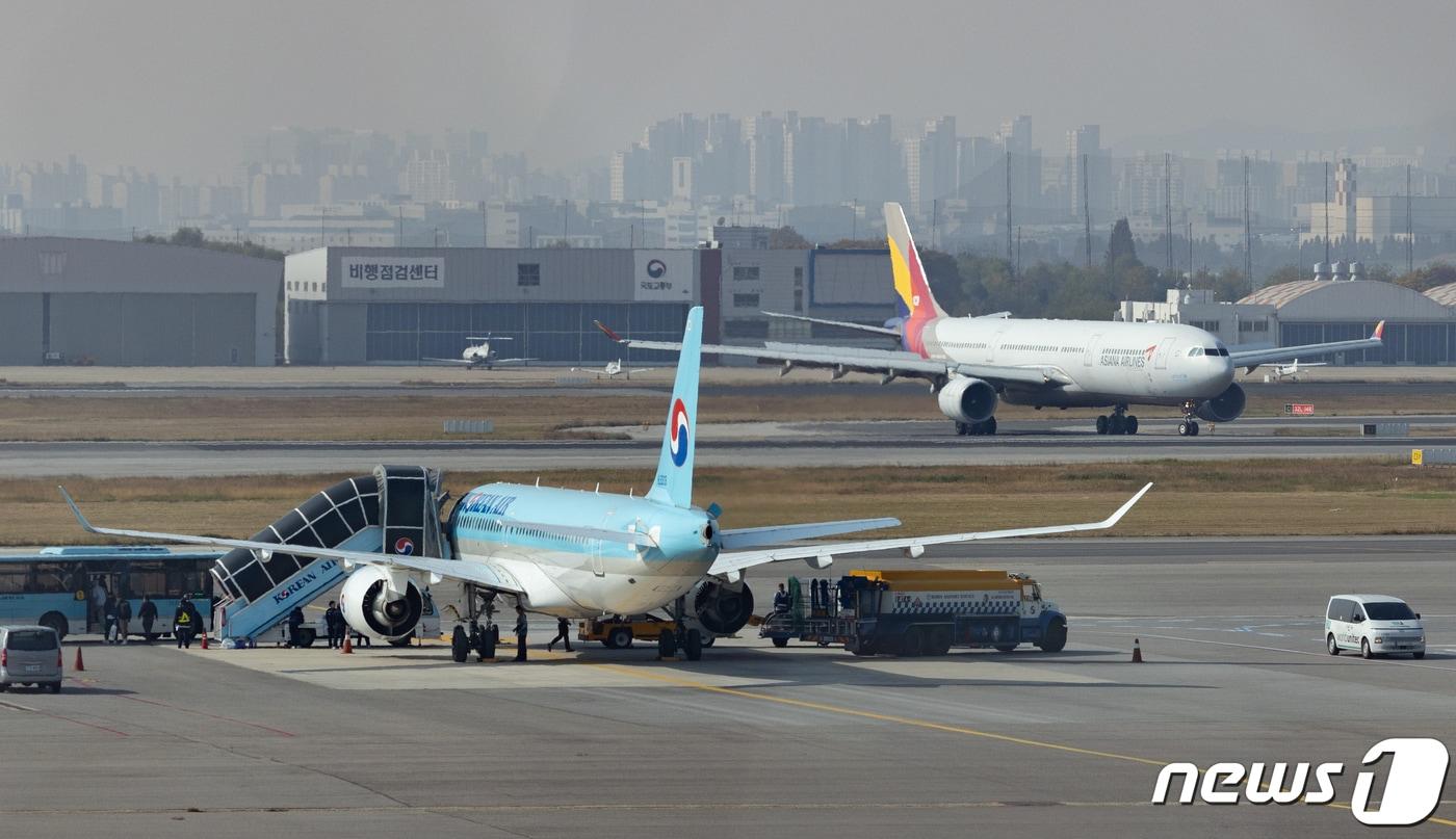 본문 이미지 - 사진은 서울 강서구 김포공항 활주로. 2023.10.30/뉴스1 ⓒ News1 이재명 기자