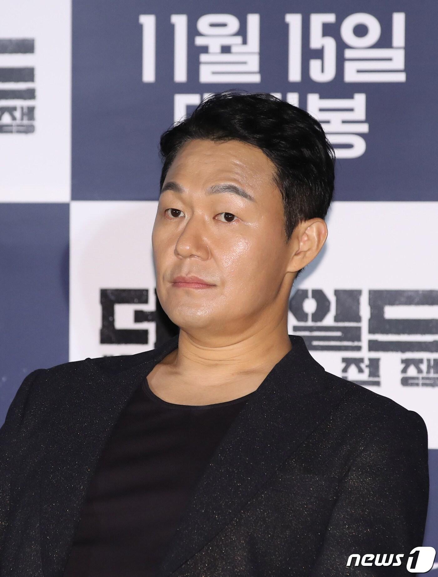 본문 이미지 - 배우 박성웅이 30일 오후 서울 용산구 CGV용산아이파크몰에서 열린 영화 ‘더 와일드: 야수들의 전쟁’ 언론시사회 및 기자간담회에서 생각에 잠겨있다. '더 와일드'는 어두운 과거를 청산하고, 새로운 삶을 살고자 했던 ‘우철’(박성웅 분)이 친구 ‘도식’(오대환 분)의 계략으로 야수들의 전쟁에 휘말리며 시작되는 하드보일드 범죄 액션 영화이다. 2023.10.30/뉴스1 ⓒ News1 권현진 기자