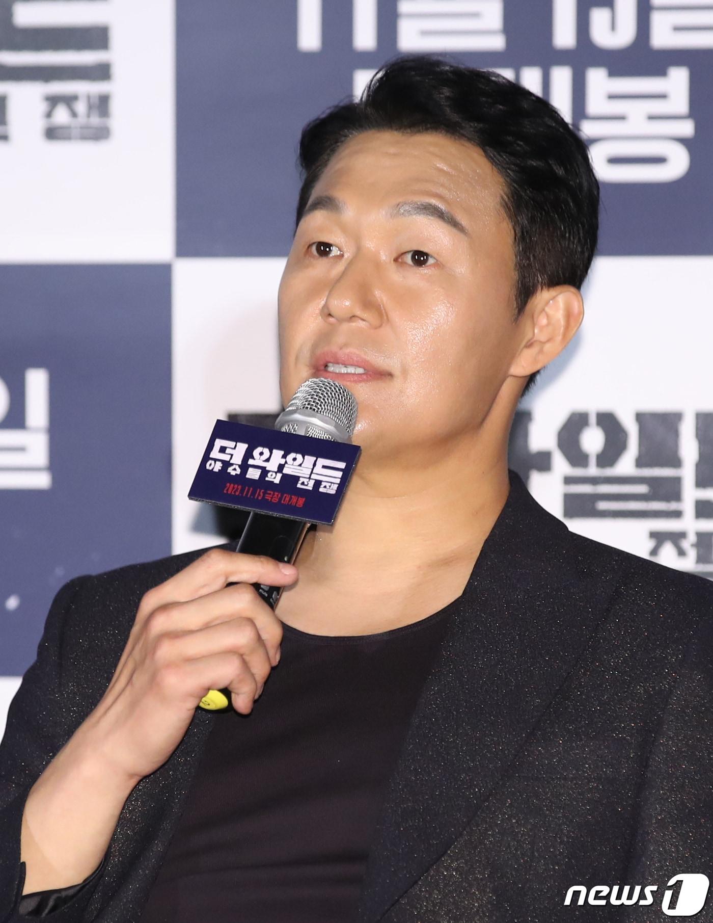 본문 이미지 - 배우 박성웅이 30일 오후 서울 용산구 CGV용산아이파크몰에서 열린 ‘더 와일드: 야수들의 전쟁’ 기자간담회에서 영화 '신세계'에서 유행이 된 "끌려가기 딱 좋은 날이네’에 이을 명대사 ＂걱정돼서 그렇지＂를 선보이고 있다. '더 와일드'는 어두운 과거를 청산하고, 새로운 삶을 살고자 했던 ‘우철’(박성웅 분)이 친구 ‘도식’(오대환 분)의 계략으로 야수들의 전쟁에 휘말리며 시작되는 하드보일드 범죄 액션 영화이다. 2023.10.30/뉴스1 ⓒ News1 권현진 기자