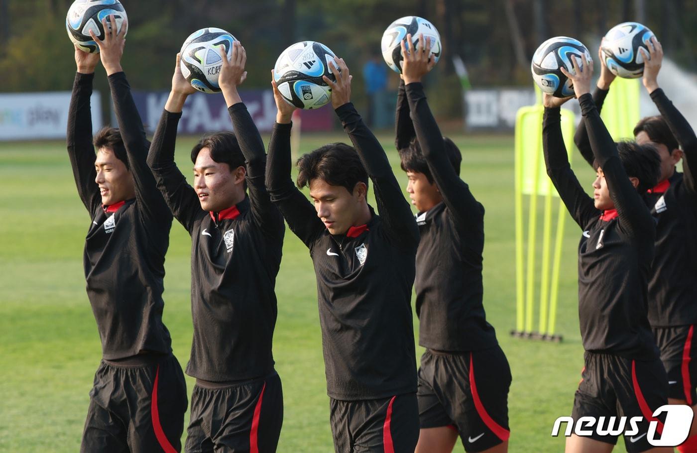 본문 이미지 - 대한민국 U17 축구대표팀이 30일 경기도 파주 축구국가대표 트레이닝센터(NFC)에서 2023 국제축구연맹(FIFA) U17 월드컵 대비 최종 훈련을 하고 있다. 2023.10.30/뉴스1 ⓒ News1 김민지 기자