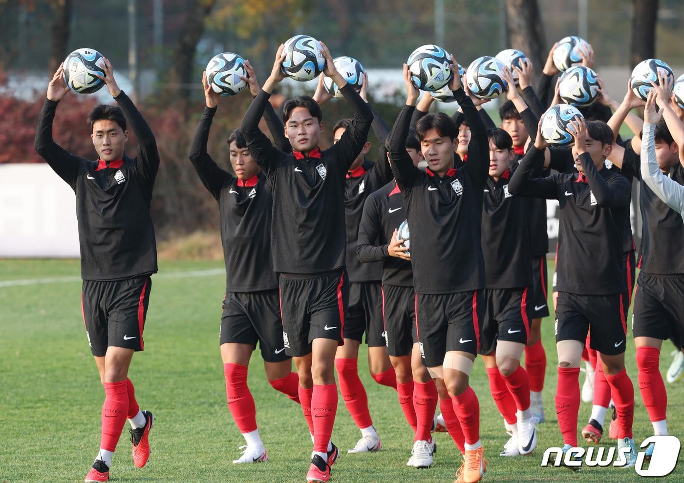 본문 이미지 - 대한민국 U17 축구대표팀이 30일 경기도 파주 축구국가대표 트레이닝센터(NFC)에서 2023 국제축구연맹(FIFA) U17 월드컵 대비 최종 훈련을 하고 있다. 변성환 감독이 이끄는 U17 축구대표팀은 다음 달 12일 미국전을 시작으로 15일 프랑스, 18일 부르키나파소와 맞붙는다. 2023.10.30/뉴스1 ⓒ News1 김민지 기자