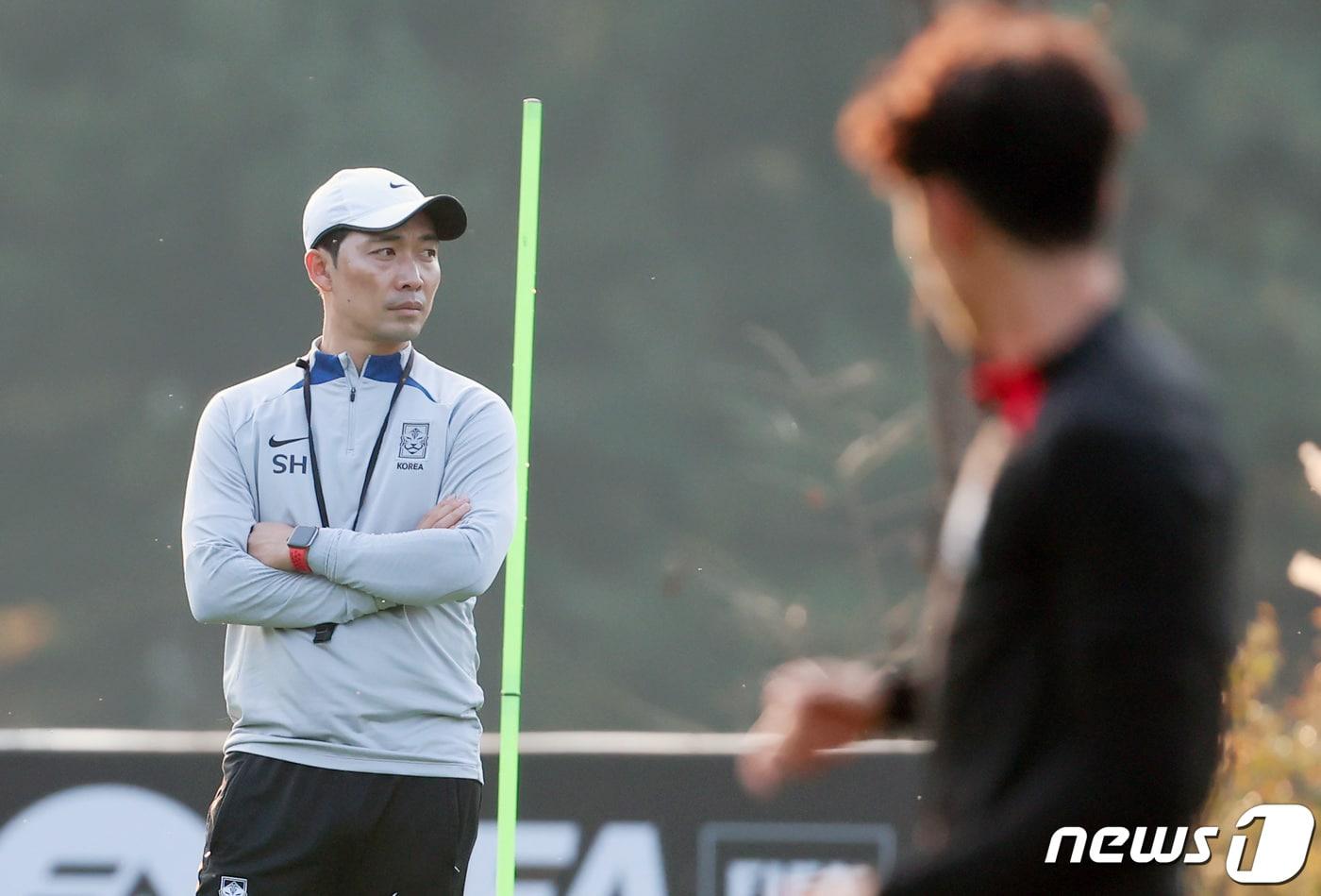 본문 이미지 - 대한민국 U17 축구대표팀 변성환 감독이 30일 경기도 파주 축구국가대표 트레이닝센터(NFC)에서 2023 국제축구연맹(FIFA) U17 월드컵 대비 최종 훈련을 지켜보고 있다. U17 축구대표팀은 다음 달 12일 미국전을 시작으로 15일 프랑스, 18일 부르키나파소와 맞붙는다. 2023.10.30/뉴스1 ⓒ News1 김민지 기자