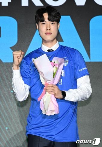 본문 이미지 - 경기대 이윤수가 30일 오후 서울 강서구 메이필드 호텔에서 열린 2023~2024 KOVO 남자 신인선수 드래프트에서 1라운드 1순위로 삼성화재에 지명된 뒤 기념촬영을 하고 있다. (KOVO 제공) 2023,10.30/뉴스1 ⓒ News1 김진환 기자