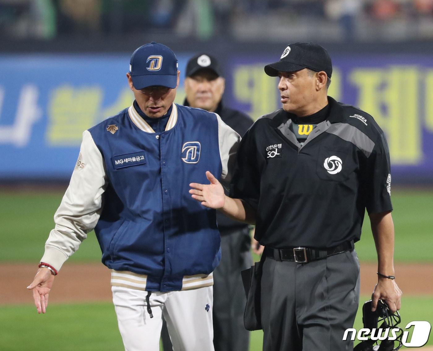 본문 이미지 - KBO가 부적절한 발언으로 논란을 빚은 이민호 심판(오른쪽)과 계약해지하기로 했다. / 뉴스1 DB ⓒ News1 김영운 기자