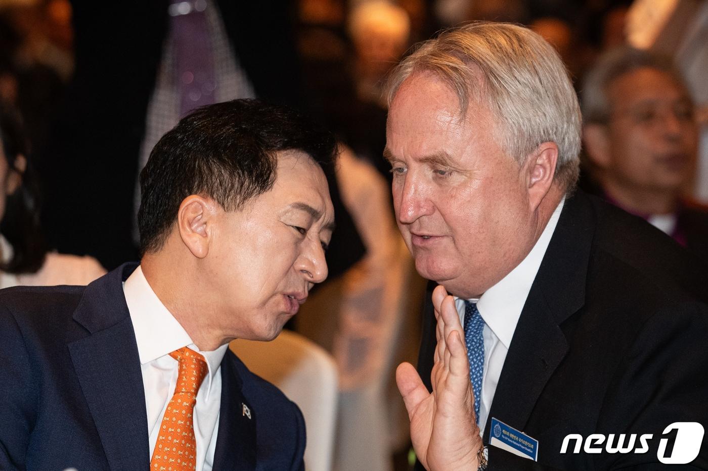 본문 이미지 - 김기현 국민의힘 대표(왼쪽)와 인요한 혁신위원장이 31일 서울 중구 신라호텔에서 열린 제55회 국가조찬기도회에서 대화를 나누고 있다. 2023.10.31/뉴스1 ⓒ News1 유승관 기자