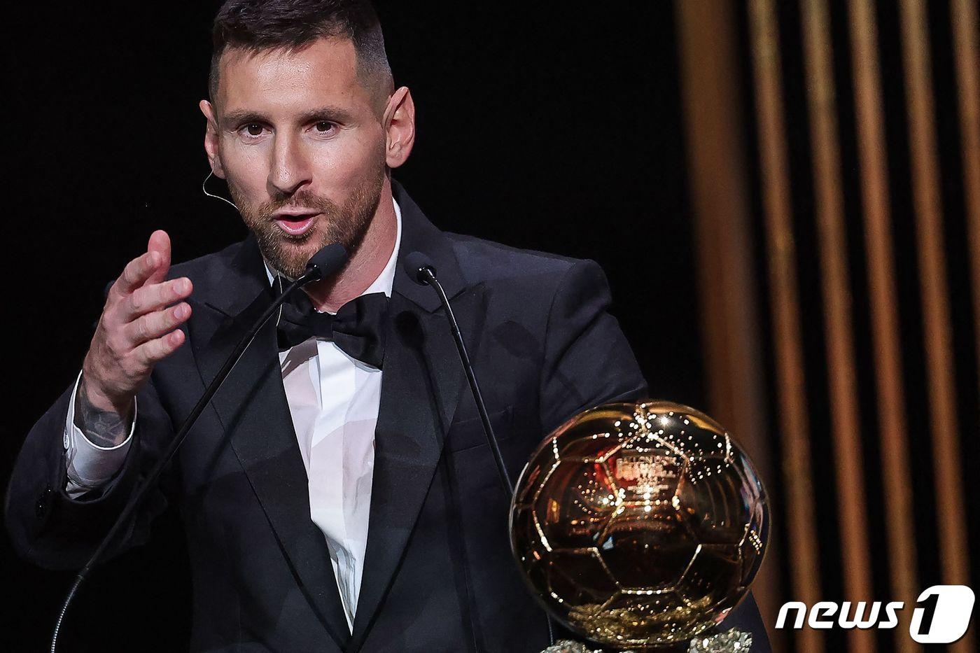 리오넬 메시가 지난달 30일(현지시간) 프랑스 파리에서 열린 2023 '발롱도르' 시상식을 통해 통산 8번째 발롱도르를 받았다. 2023.10.31 ⓒ AFP=뉴스1