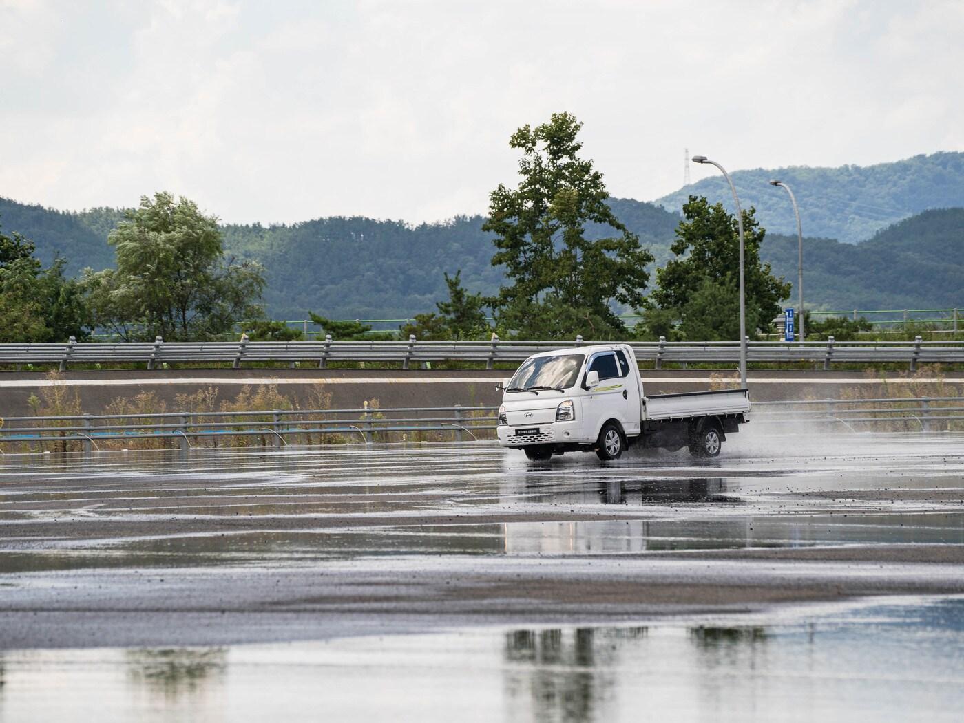 본문 이미지 - 자동차검사 모습(한국교통안전공단 제공)