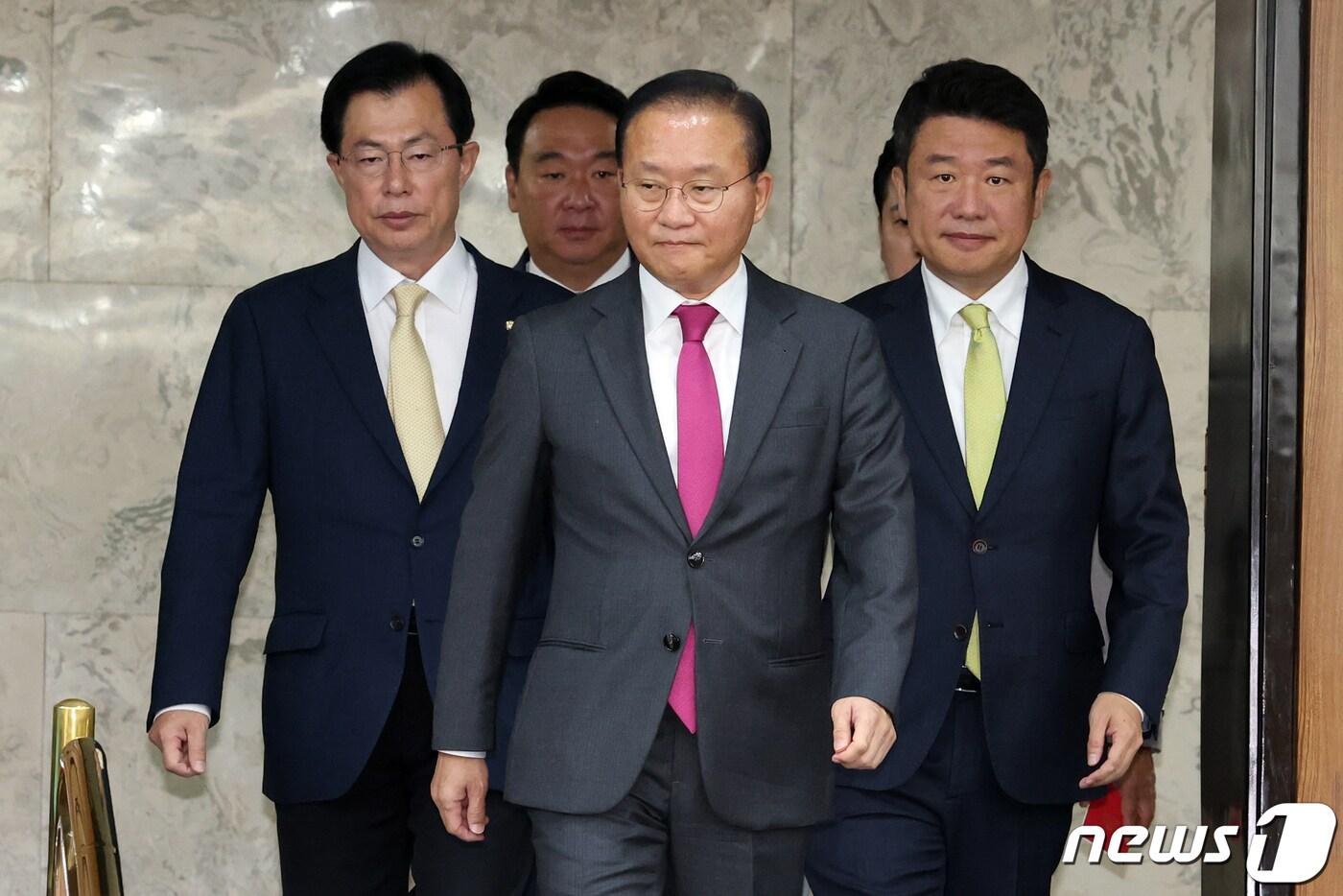 본문 이미지 - 국민의힘 윤재옥 원내대표와 이만희 사무총장, 유의동 정책위의장이 31일 오전 서울 여의도 국회에서 열린 원내대책회의에 참석하고 있다. 2023.10.31/뉴스1 ⓒ News1 황기선 기자
