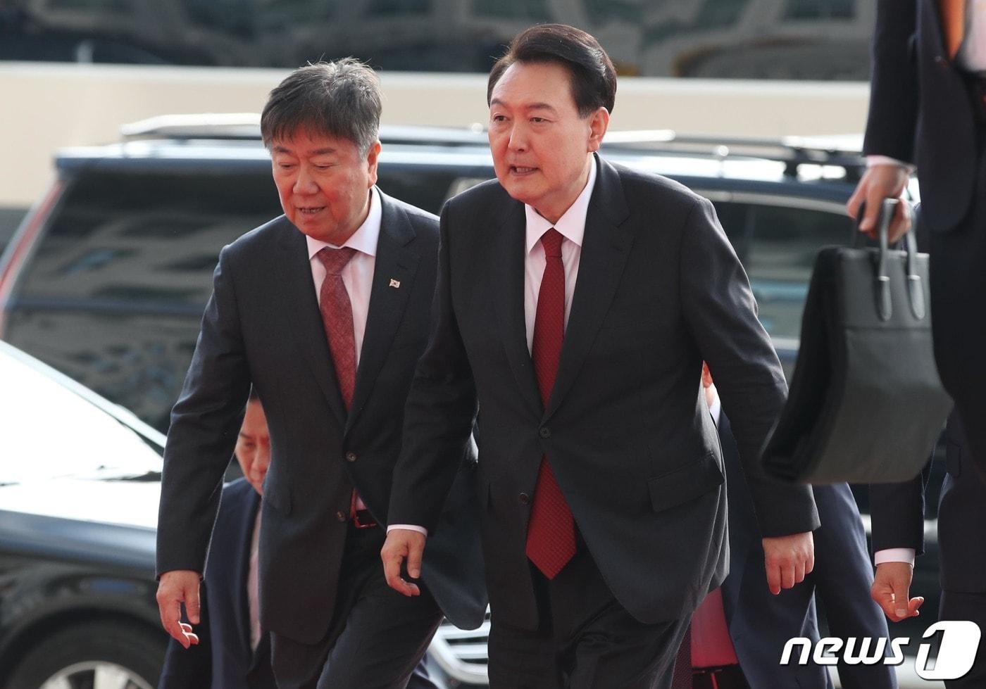 본문 이미지 - 윤석열 대통령과 김대기 전 대통령 비서실장. (공동취재) 2023.10.31/뉴스1 ⓒ News1 송원영 기자