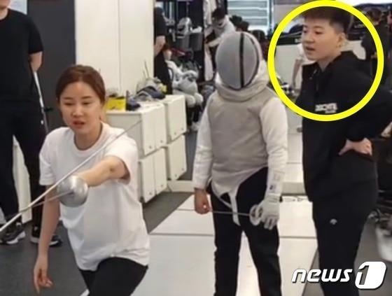 본문 이미지 -  올릭픽 펜싱 메달리스트인 남현희씨가 자신의 펜싱 아카데미에서 지도하고 있는 모습을 전청조씨(원내)가 쳐다보고 있다. (SNS 갈무리) ⓒ 뉴스1