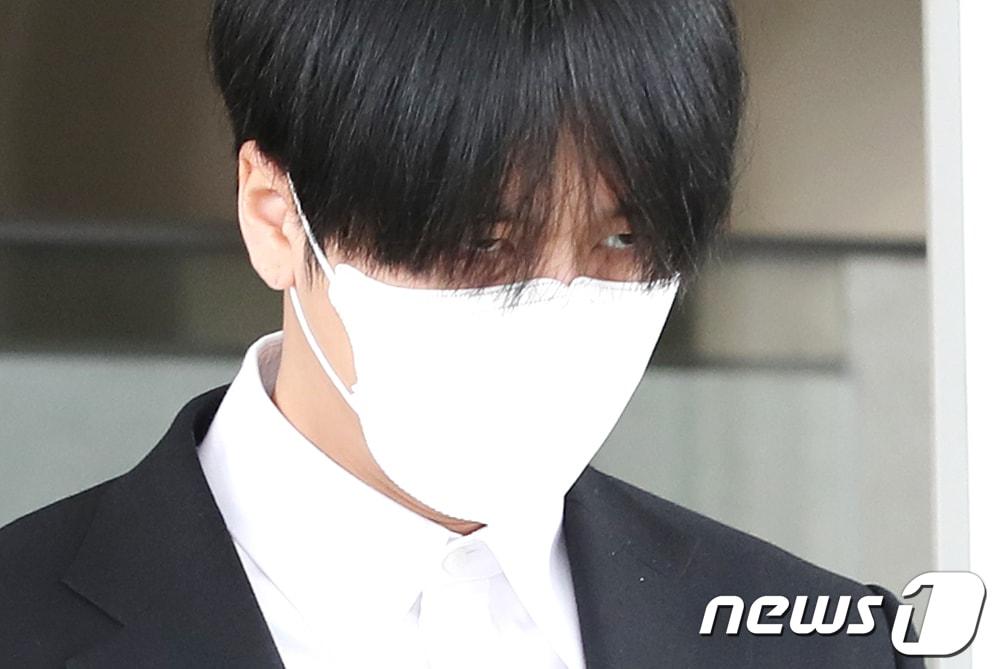 본문 이미지 - 병역 브로커를 통해 병역의무를 회피하려 한 혐의를 받는 래퍼 라비(30·김원식)가 31일 오전 서울 양천구 남부지방법원에서 열린 첫 항소심 공판을 마친 뒤 준비된 차량으로 이동하고 있다. 앞서 라비는 병역 브로커 구모씨(47)와 공모해 뇌전증 환자인 것처럼 행세하고 병역의무를 회피한 혐의로 징역 1년에 집행유예 2년을 선고받았다. 2023.10.31/뉴스1 ⓒ News1 권현진 기자