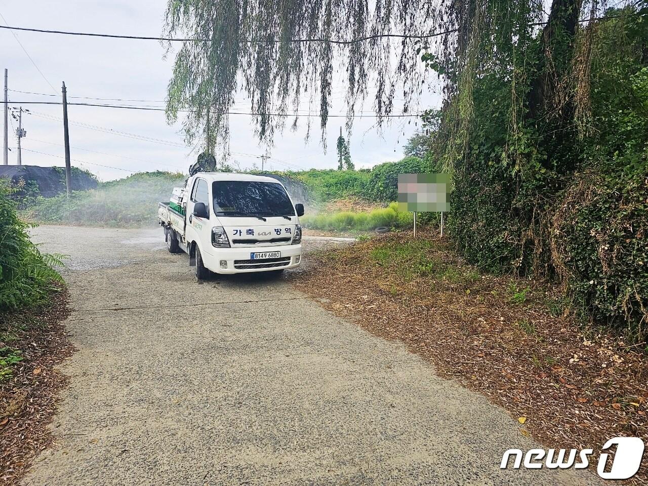 본문 이미지 - 함안군이 럼스킨병 유입 차단을 위해 방역을 하고 있다.&#40;함안군 제공&#41; 