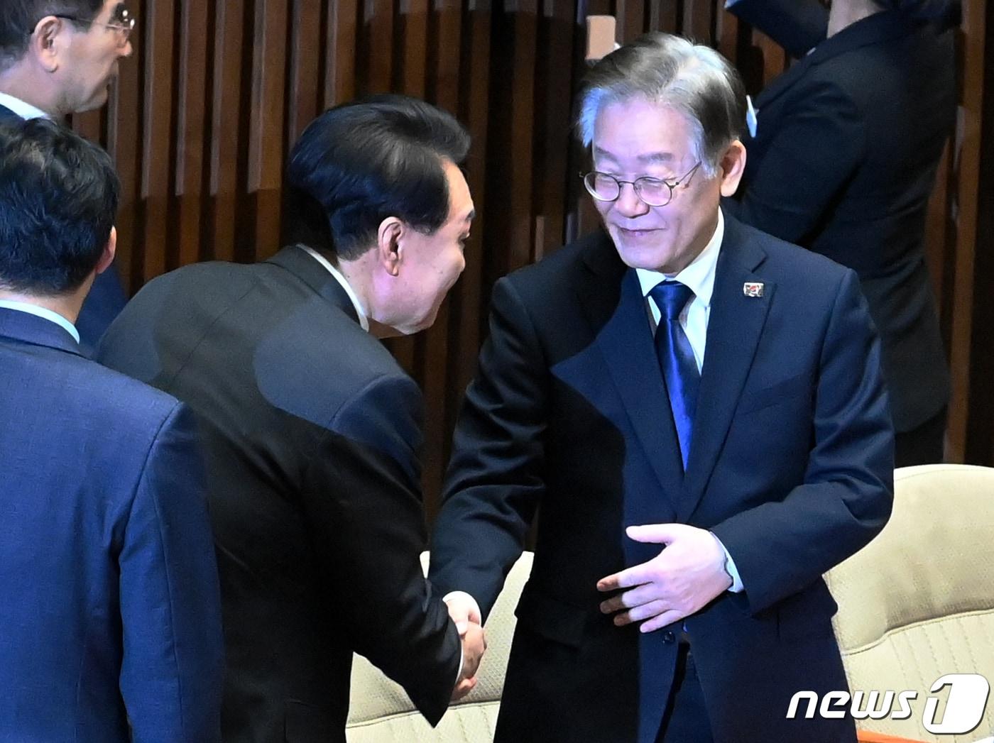 본문 이미지 - 윤석열 대통령이 31일 오전 2024년도 예산안 및 기금운용계획안에 대한 국회시정연설을 위해 서울 여의도 국회 본회의장에 들어서며 이재명 더불어민주당 대표와 악수하고 있다. (공동취재) 2023.10.31/뉴스1 ⓒ News1 송원영 기자