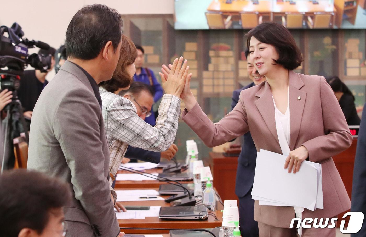 배현진 국민의힘 의원과 임오경 더불어민주당 의원이 31일 오전 서울 여의도 국회에서 열린 문화체육관광위원회 전체회의에서 하이파이브를 나누고 있다. 2023.10.31/뉴스1 ⓒ News1 임세영 기자